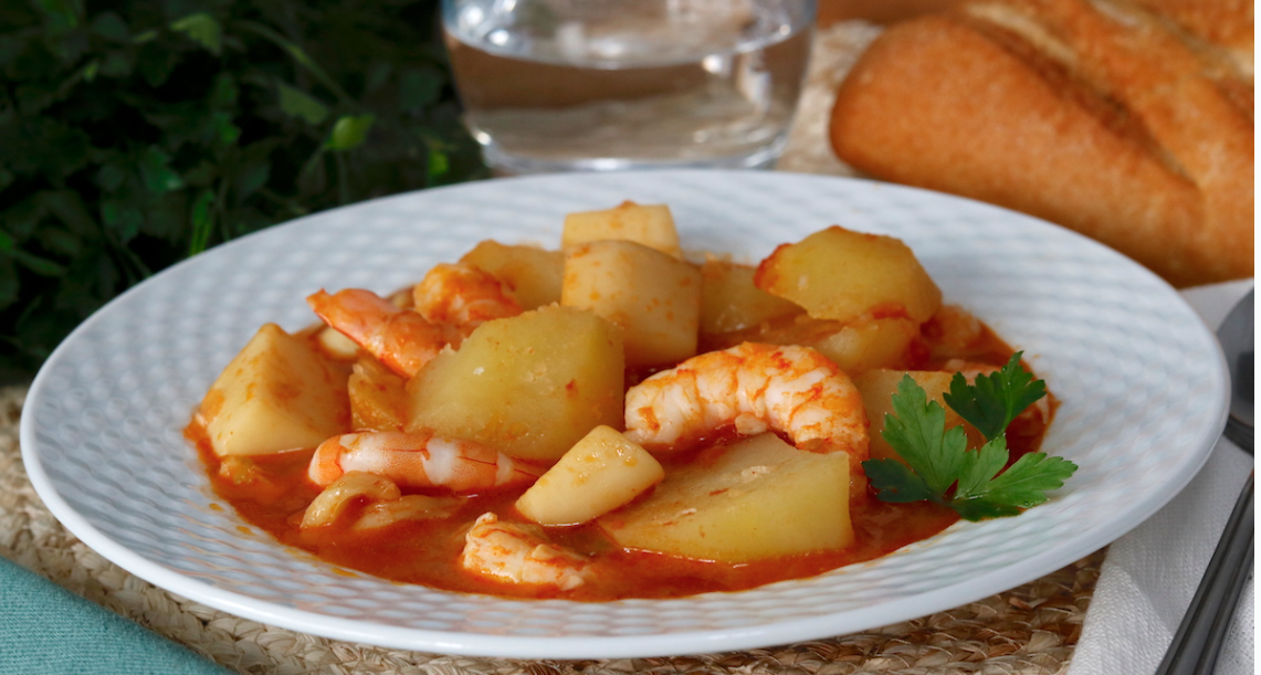 Ensalada de pimientos asados atún y huevo con patatas  sepia y gambas